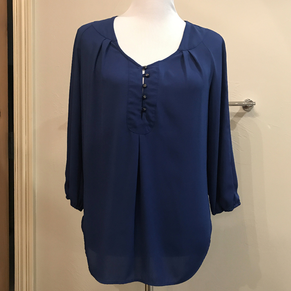 Great condition! Blouse w/ Spike Buttons  -Sm
